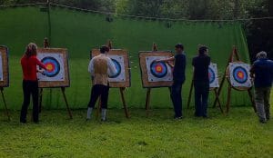 Groupe de personnes et cibles de tir à l'arc