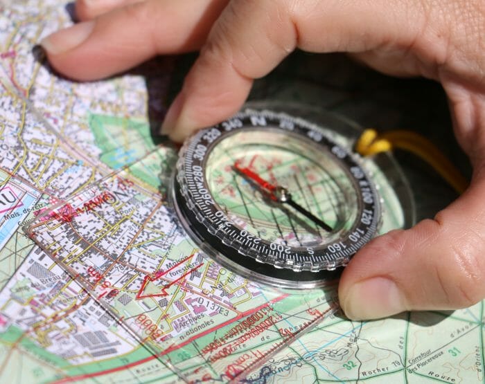 Savoir lire une carte et orienter-2 L’orientation commence par la lecture d’une carte et l’utilisation d’une boussoleL’orientation commence par la lecture d’une carte et l’utilisation d’une boussole