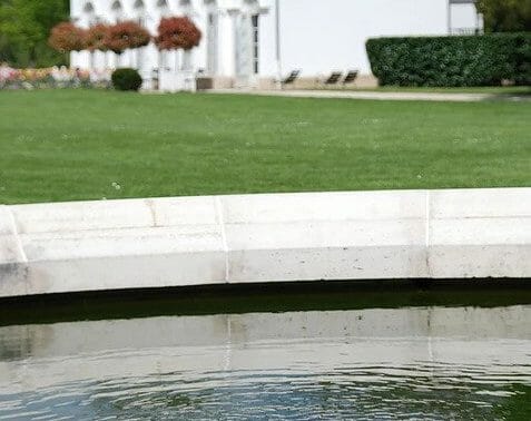 Jardin et bassin du parc Caillebotte